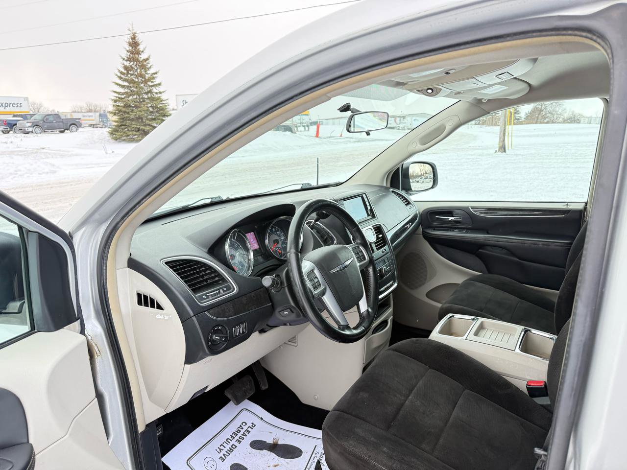 Used 2012 Chrysler Town & Country Touring image 7