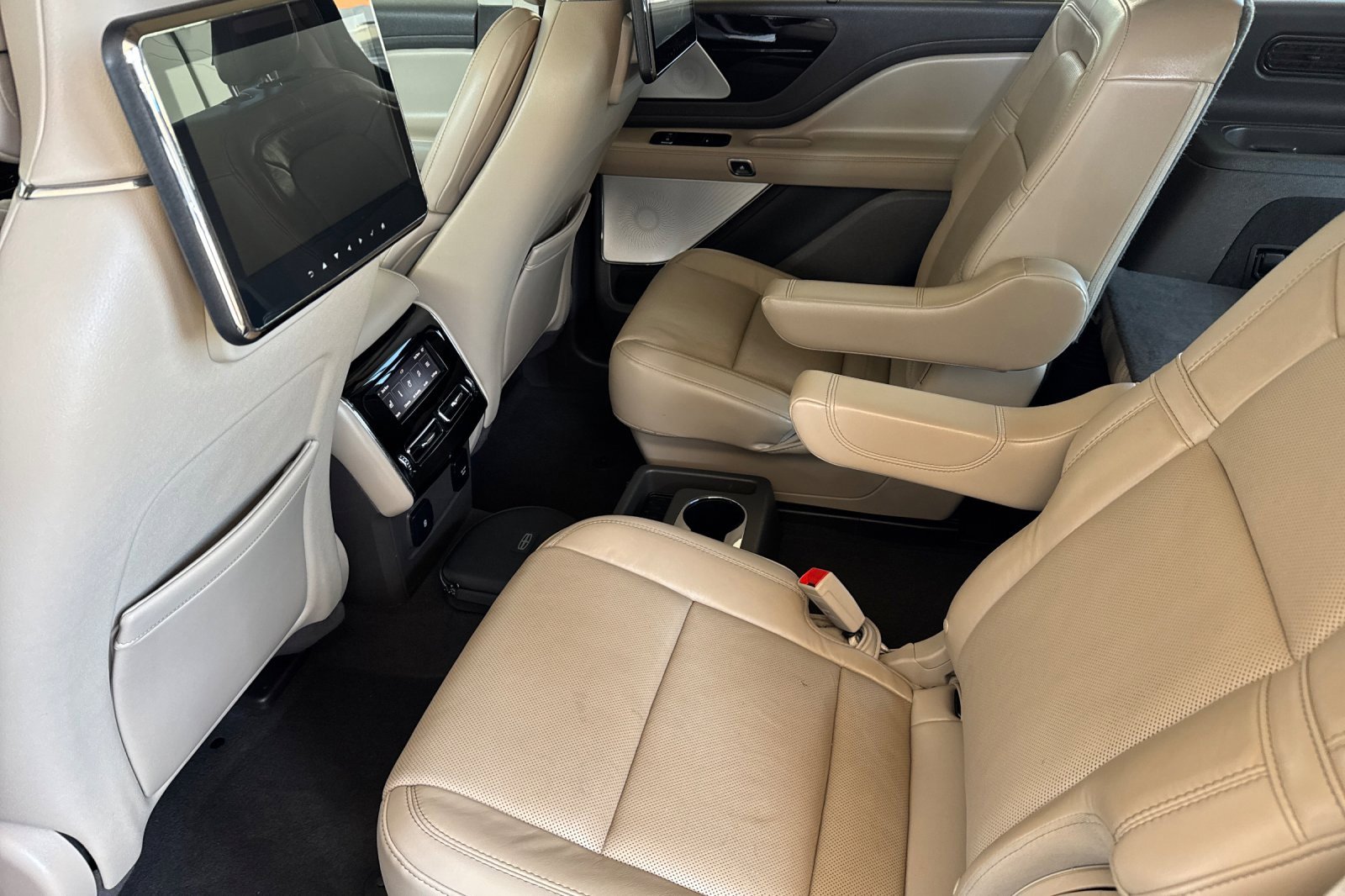 Used 2022 Lincoln Aviator Reserve w/ Equipment Group 201A image 11