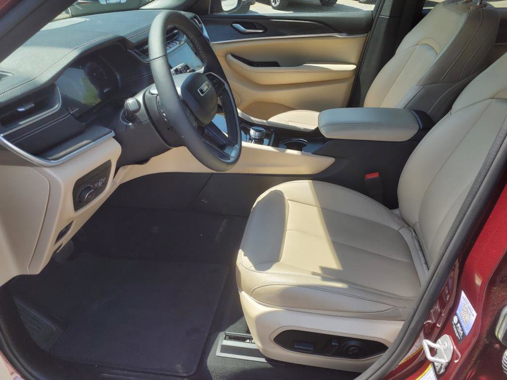 Used 2024 Jeep Grand Cherokee Limited image 2