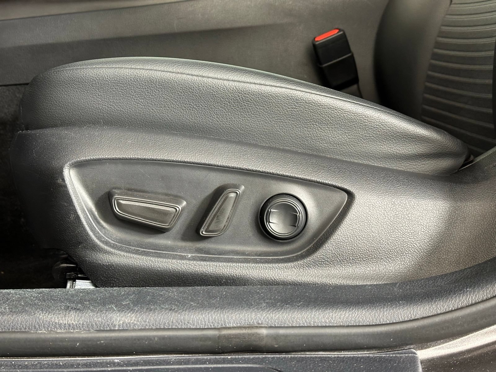 Used 2023 Toyota Camry SE FWD image 6