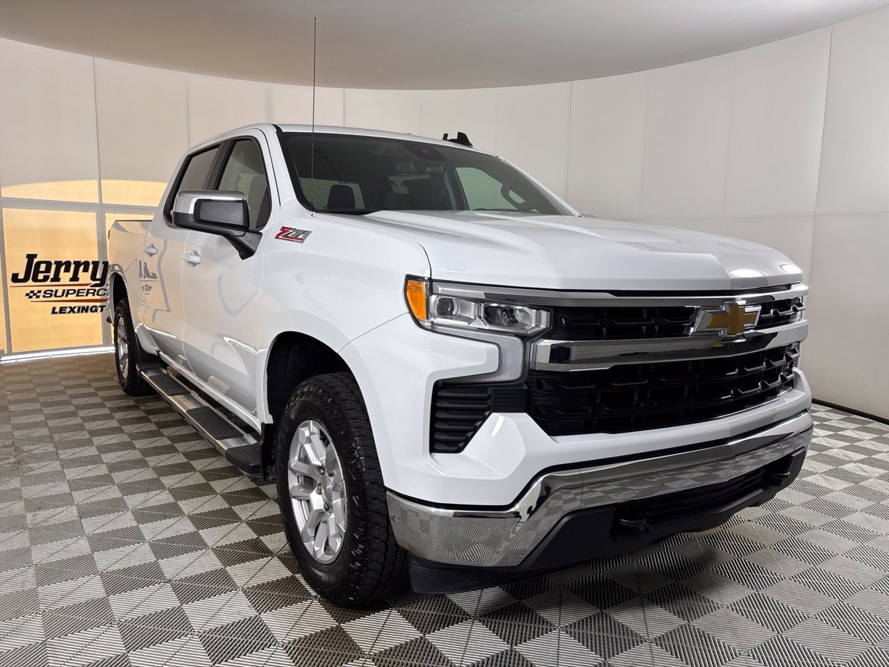 Used 2025 Chevrolet Silverado 1500 LT AWD/4WD image 3
