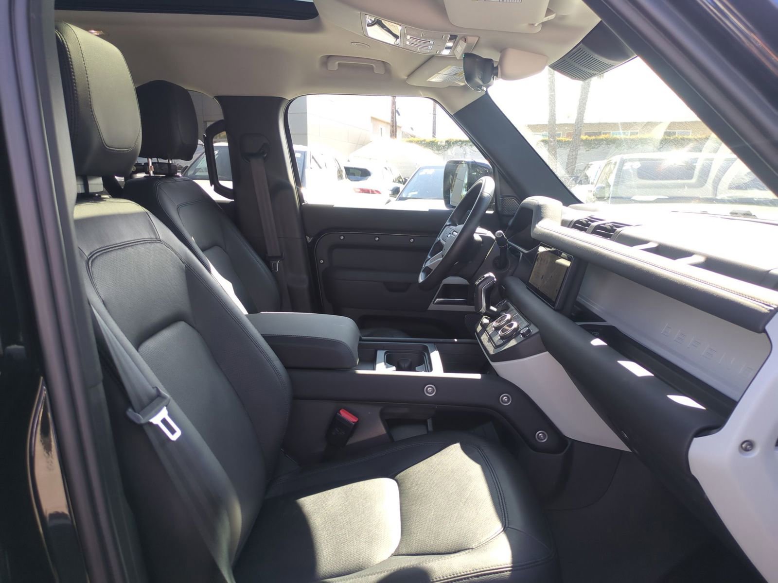 Used 2024 Land Rover Defender 110 SE image 30