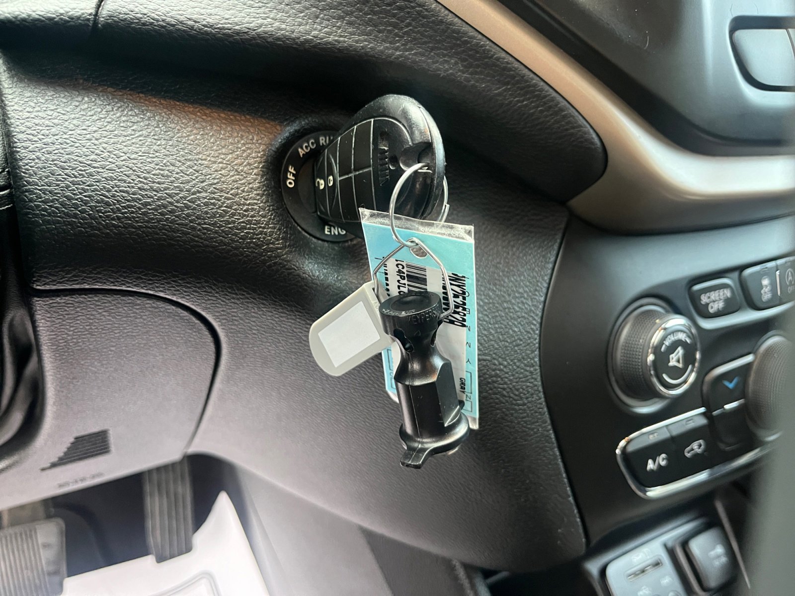 Used 2017 Jeep Cherokee Latitude w/ Safety/Convenience Group image 32