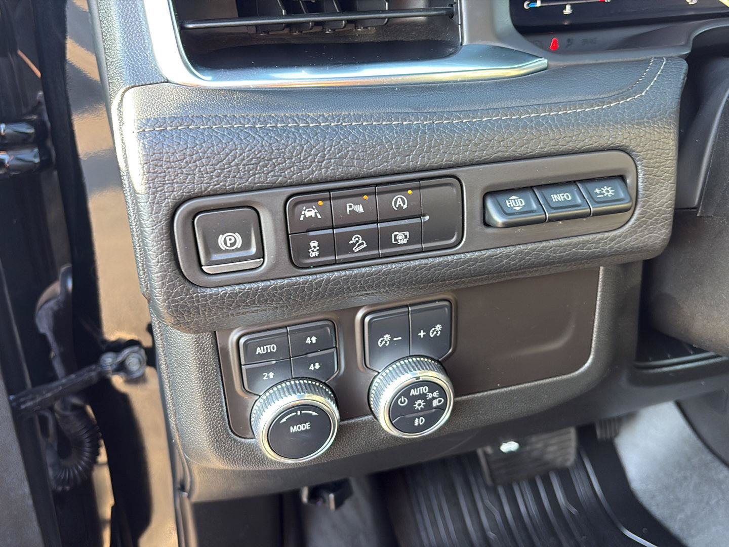 Used 2024 GMC Yukon Denali AWD/4WD image 13