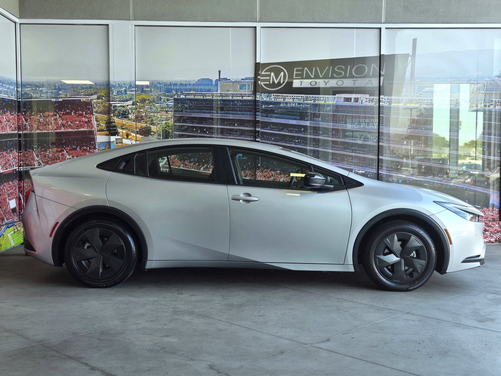 Certified 2025 Toyota Prius LE FWD image 4