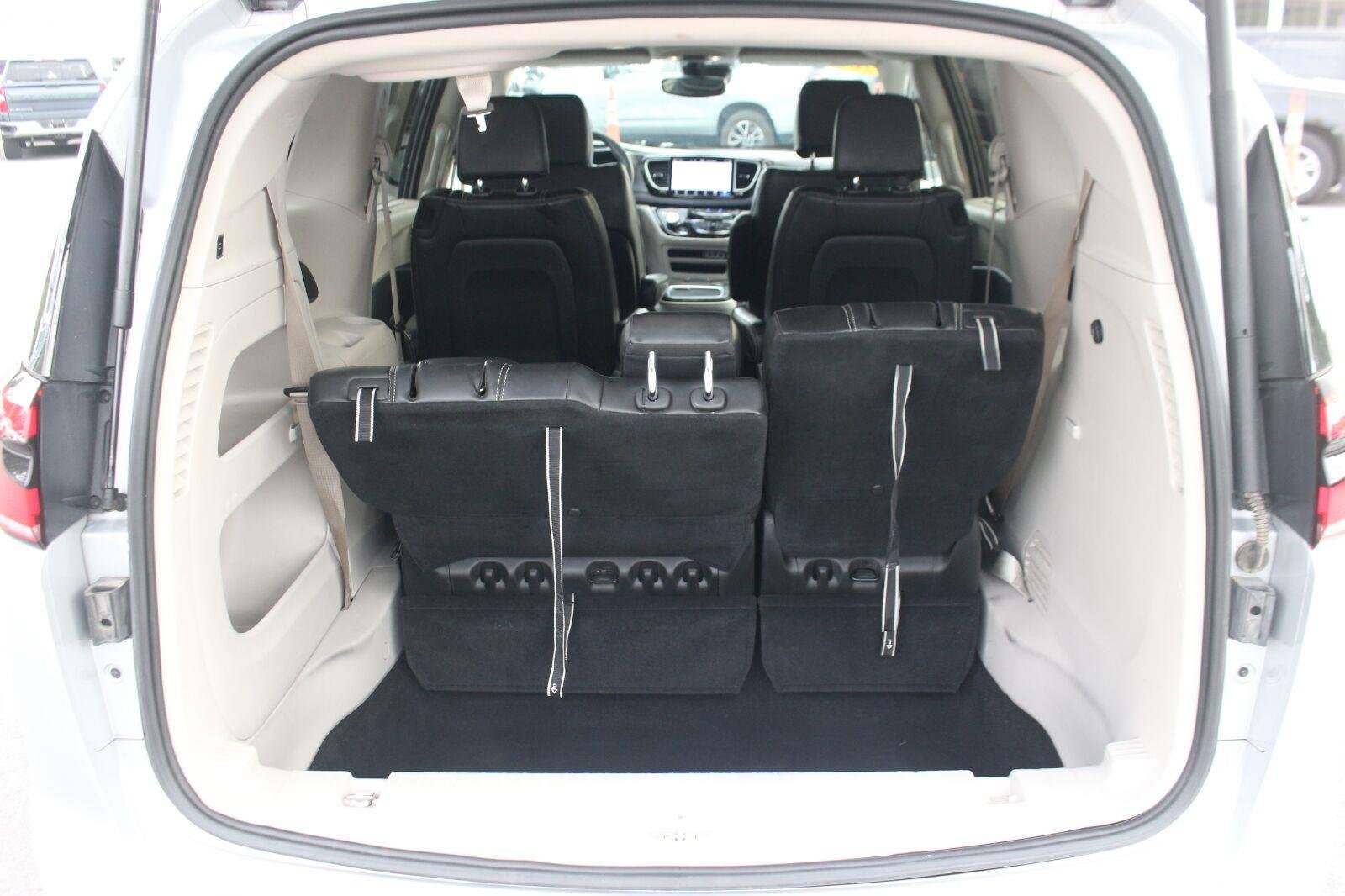 Used 2024 Chrysler Pacifica Touring-L FWD image 10