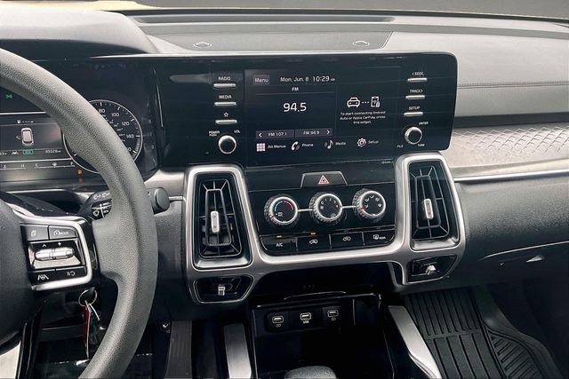 Used 2023 Kia Sorento LX FWD image 4