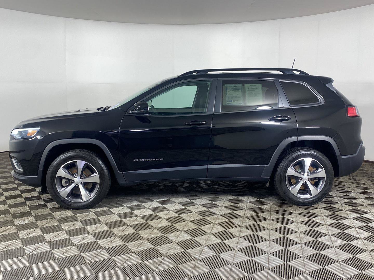 Used 2022 Jeep Cherokee Limited AWD/4WD image 5