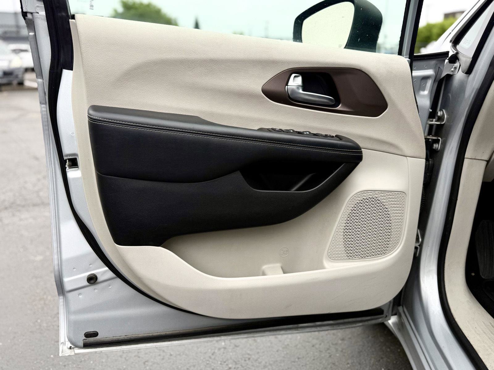 Used 2022 Chrysler Voyager LX FWD image 10