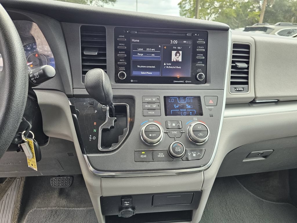 Used 2018 Toyota Sienna LE FWD image 18