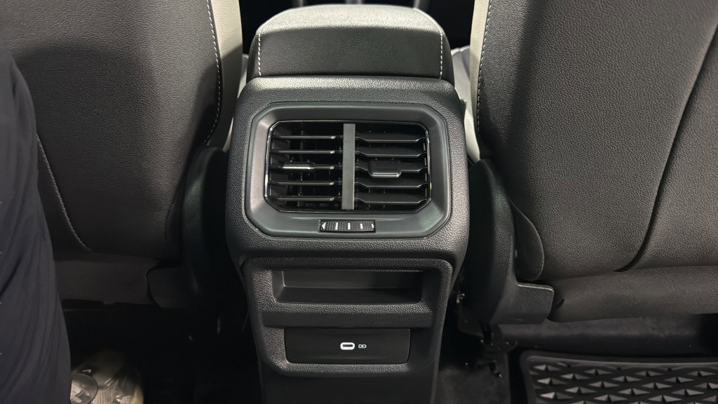 Used 2025 Volkswagen Taos SE image 31