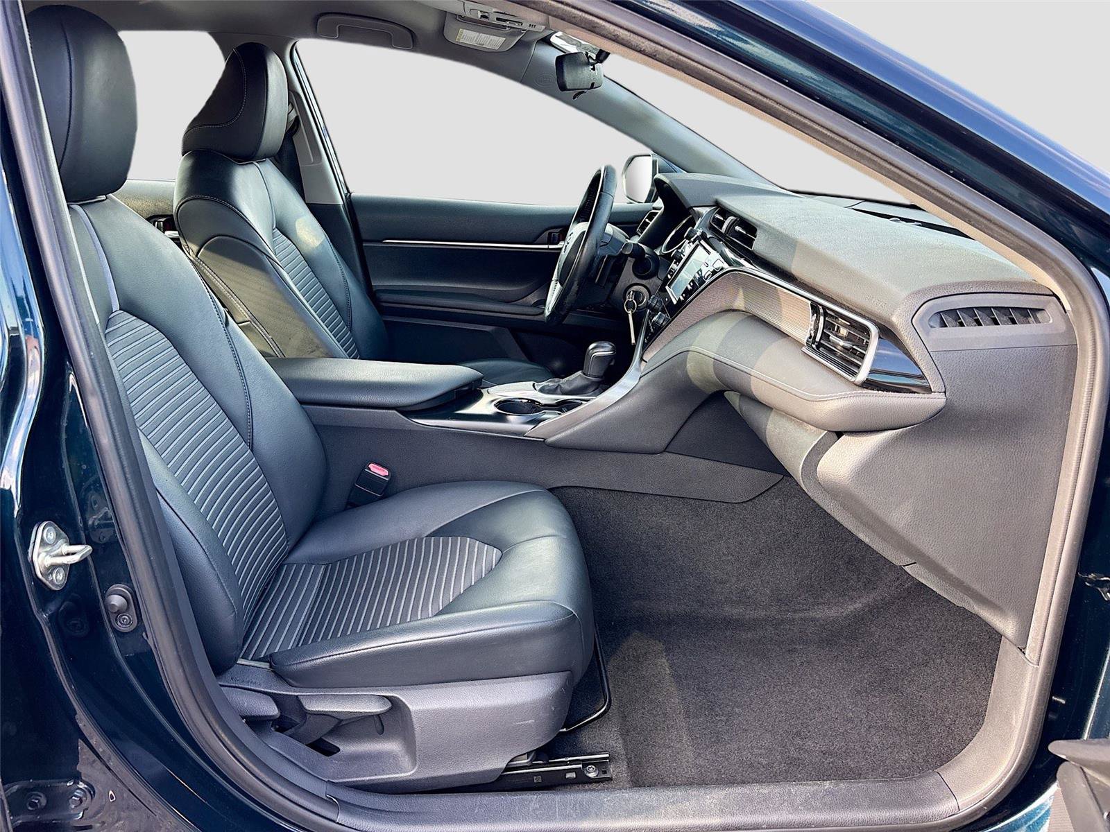 Used 2020 Toyota Camry SE FWD image 29