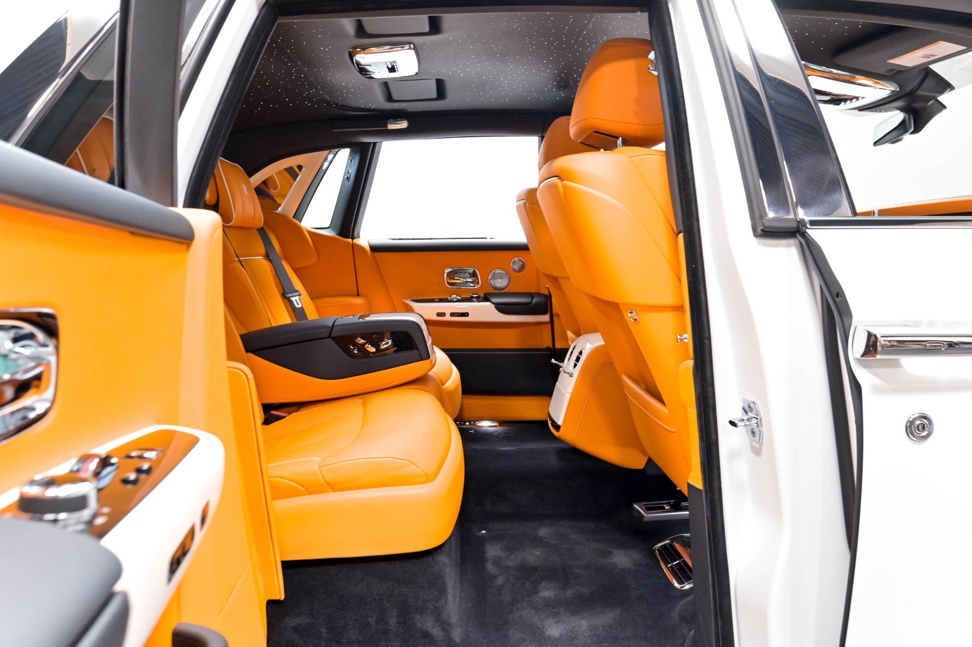 Used 2022 Rolls-Royce Phantom Sedan w/ The Phantom Package RWD image 33