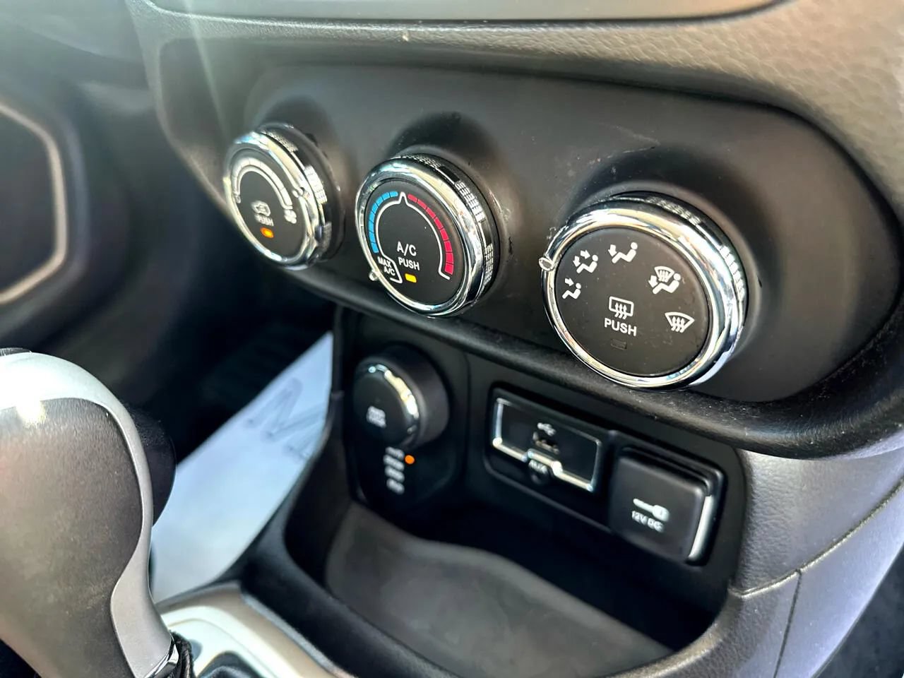 Used 2017 Jeep Renegade Latitude w/ Safety & Security Group AWD/4WD image 34