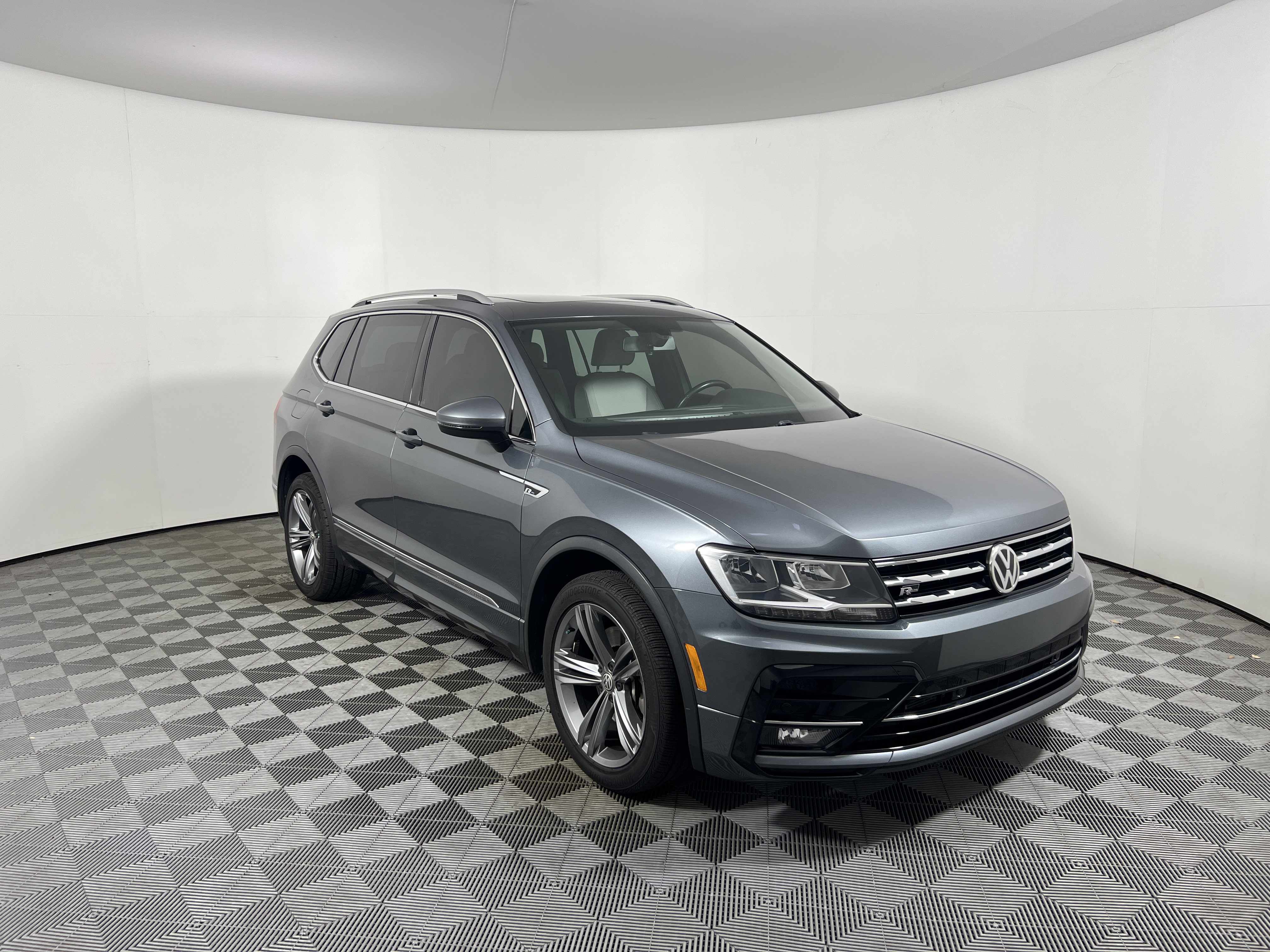 Used 2018 Volkswagen Tiguan SEL w/ R-Line Package FWD image 7