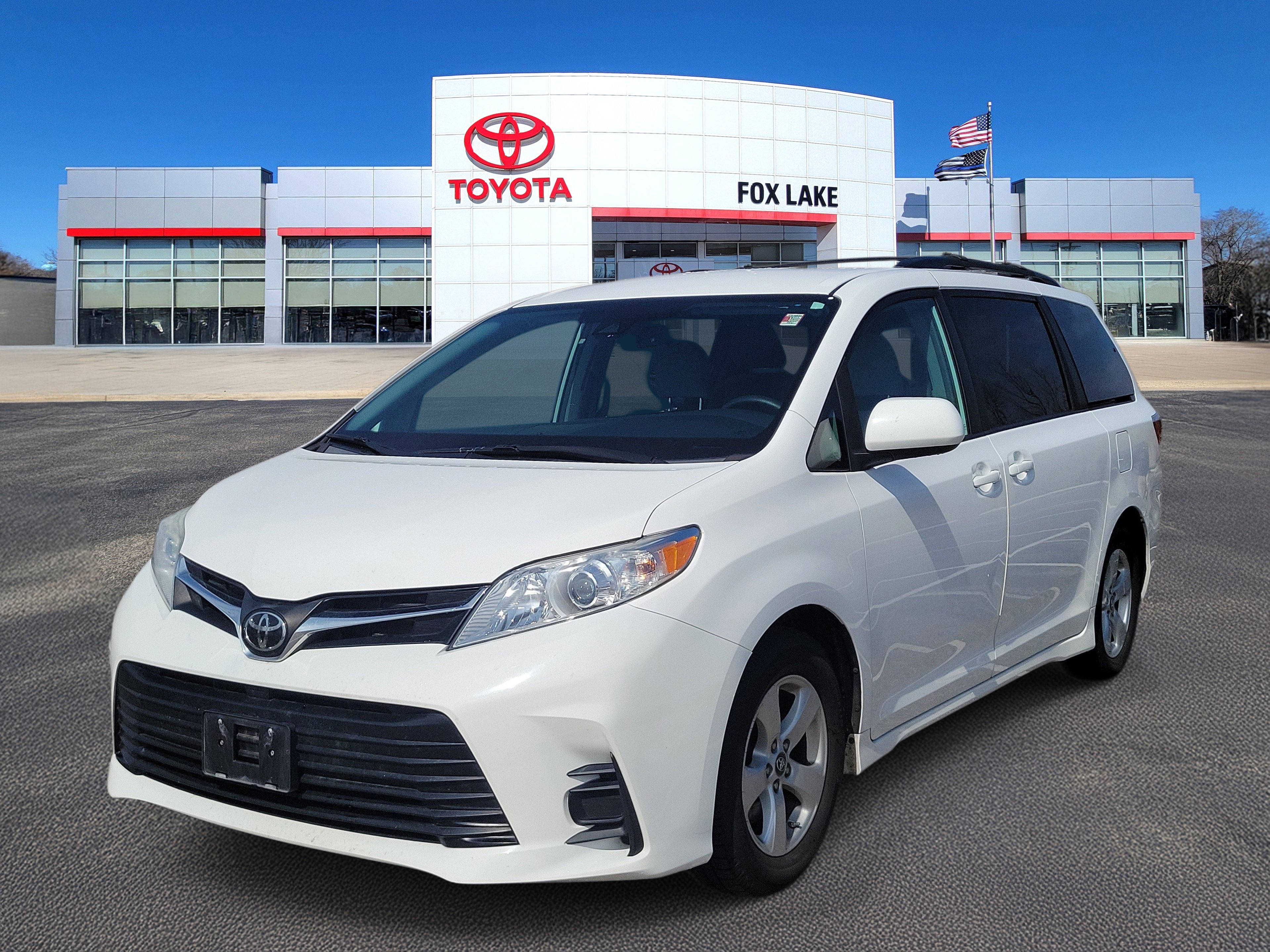Used 2019 Toyota Sienna LE w/ Carpet Mat Package image 2
