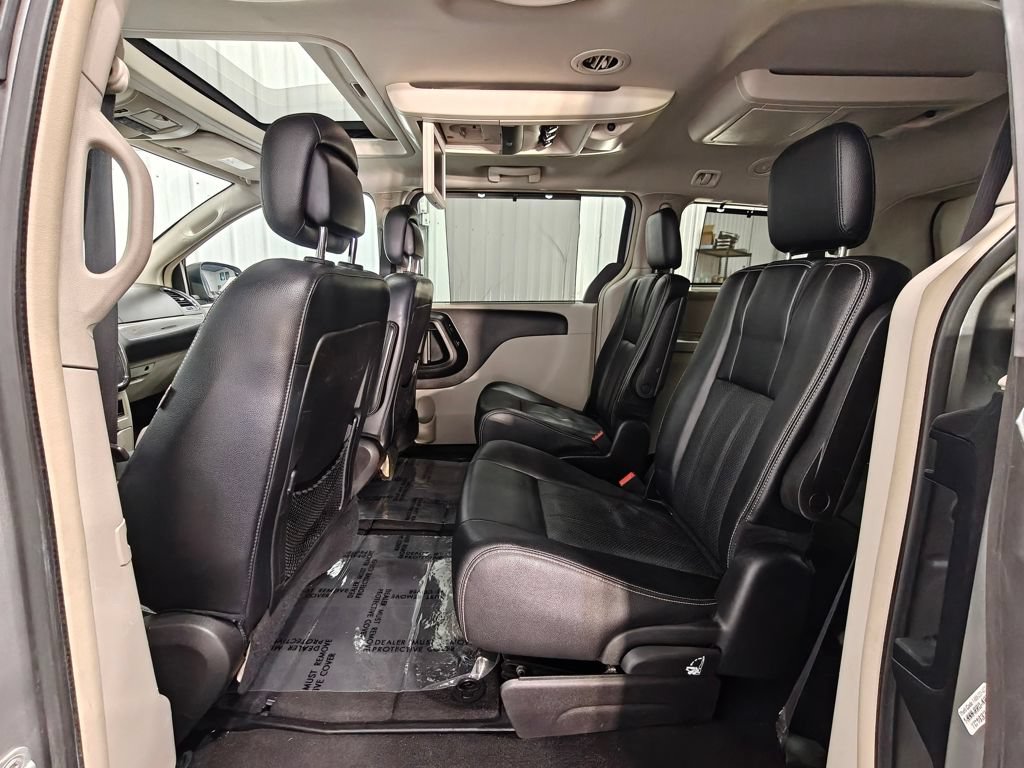 Used 2016 Chrysler Town & Country Touring-L FWD image 27