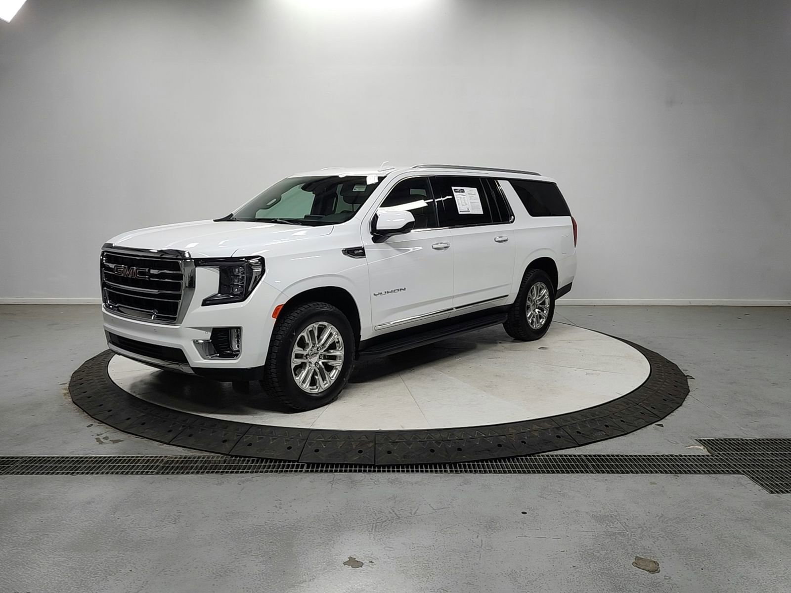 Used 2024 GMC Yukon XL SLT image 3