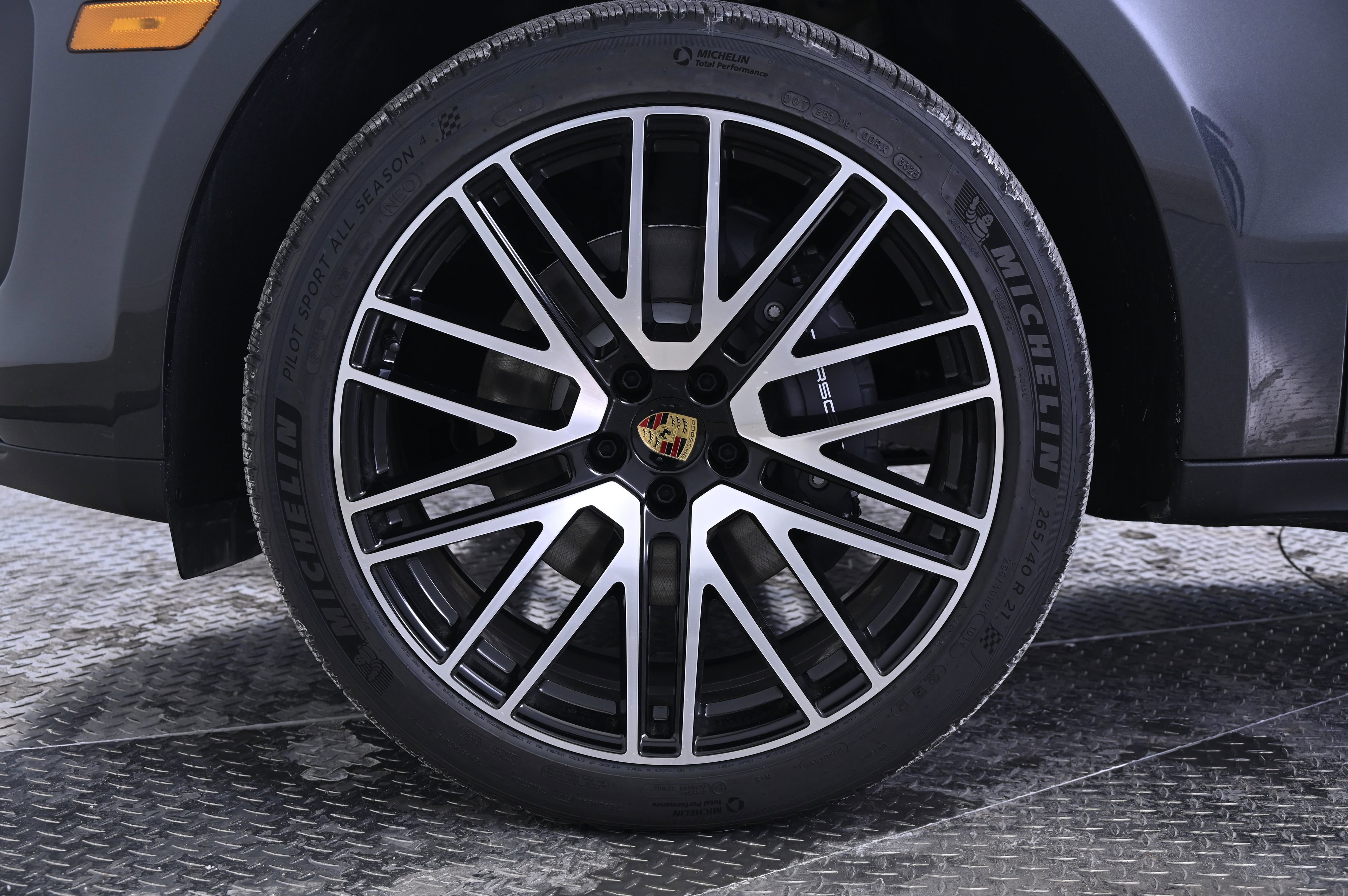 Certified 2026 Porsche Macan AWD/4WD image 11
