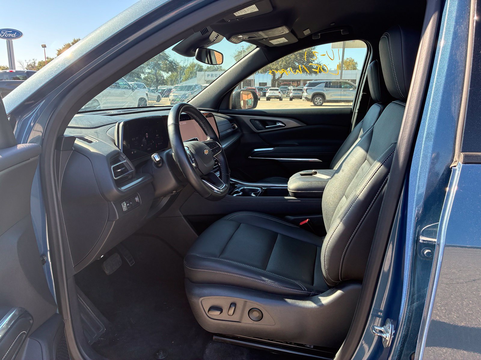 Used 2025 Chevrolet Traverse LT FWD image 2