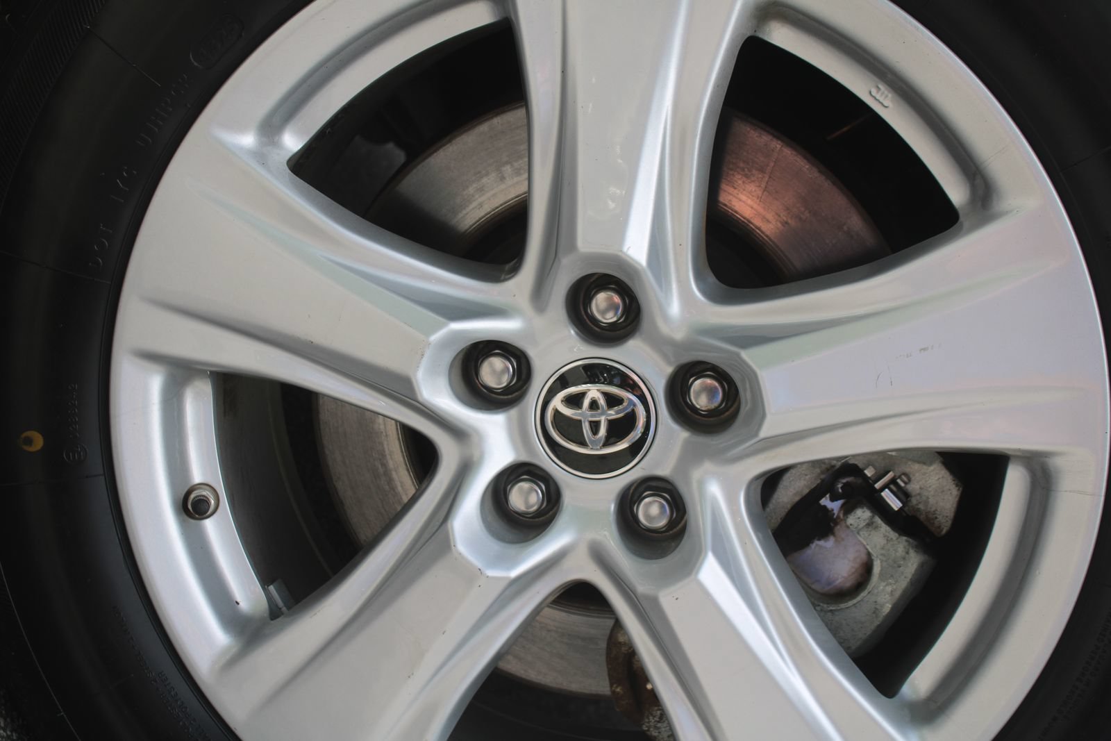 Used 2024 Toyota Highlander LE FWD image 19