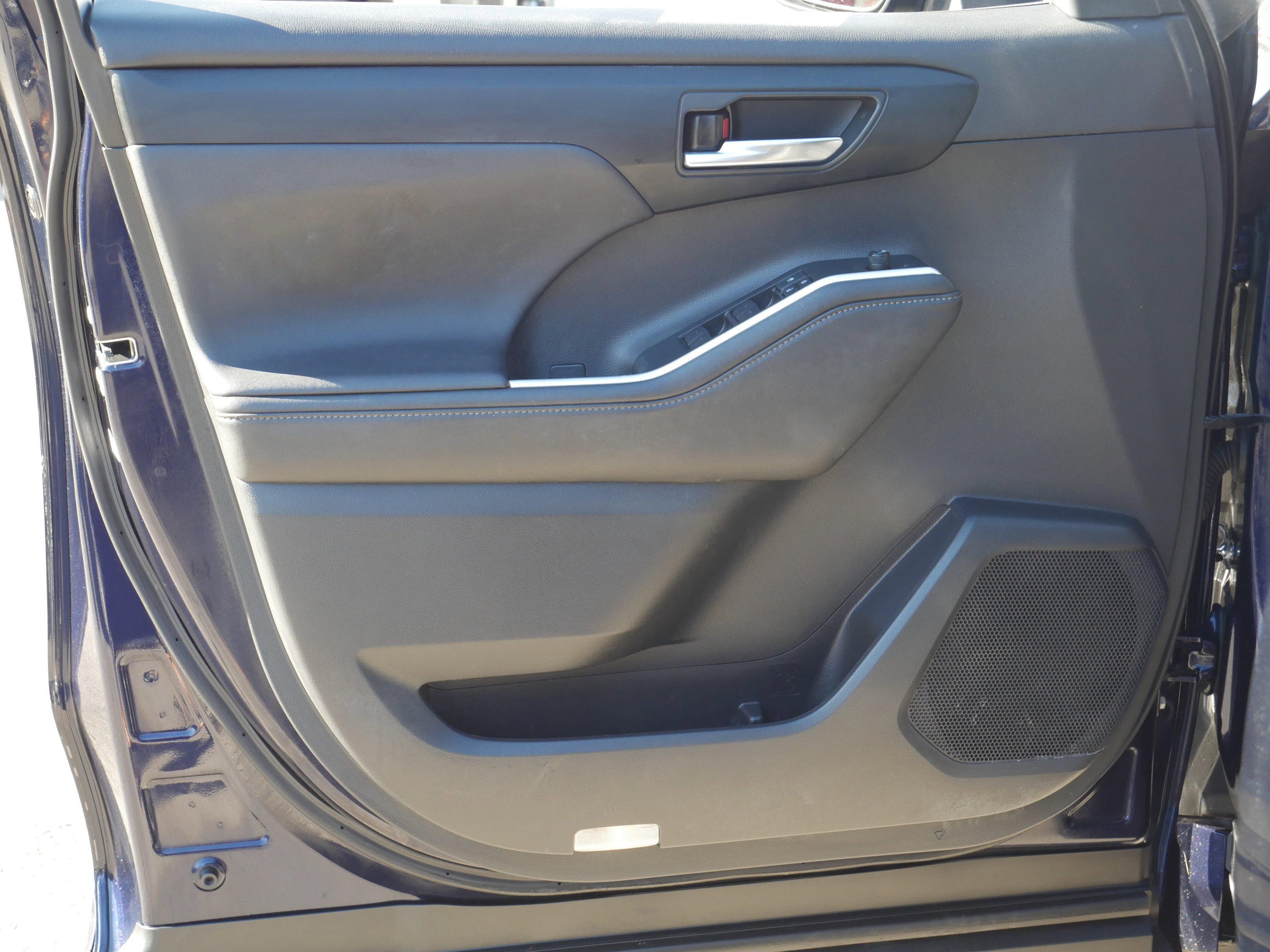 Used 2020 Toyota Highlander XLE AWD/4WD image 39