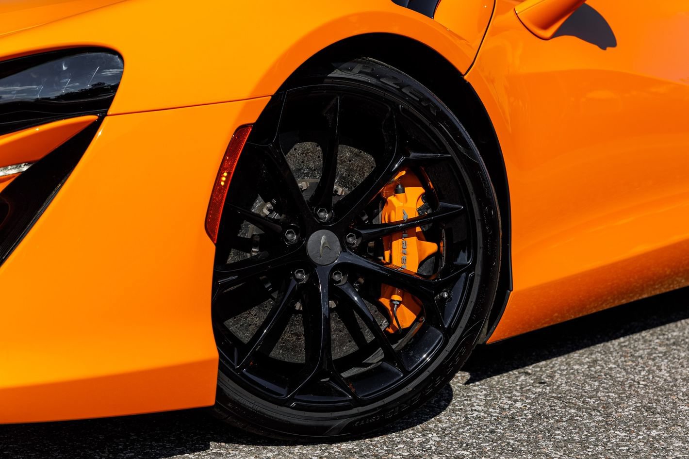 Used 2025 McLaren Artura RWD image 28