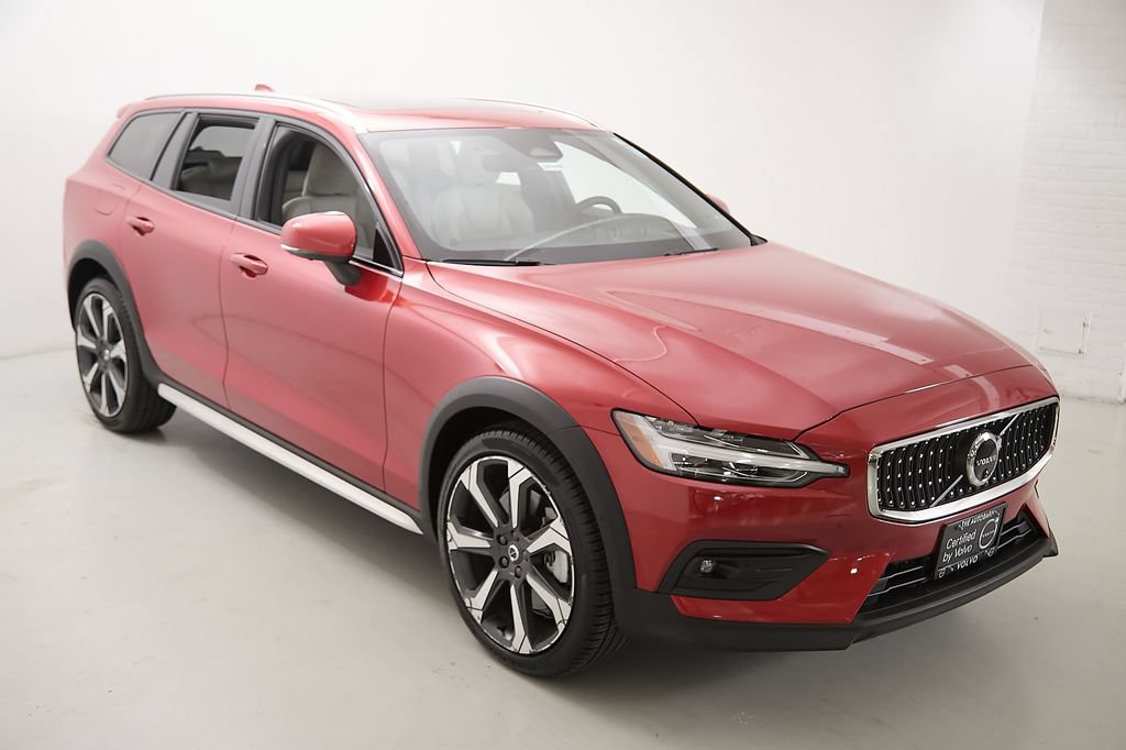 Certified 2024 Volvo V60 B5 Cross Country Ultimate AWD/4WD image 4