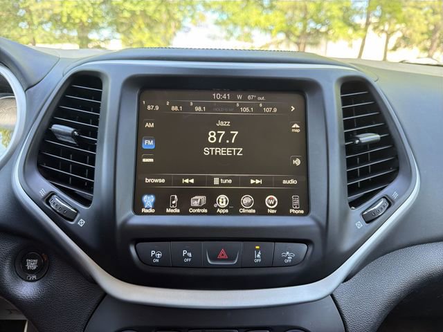 Used 2017 Jeep Cherokee Overland w/ Technology Group AWD/4WD image 16