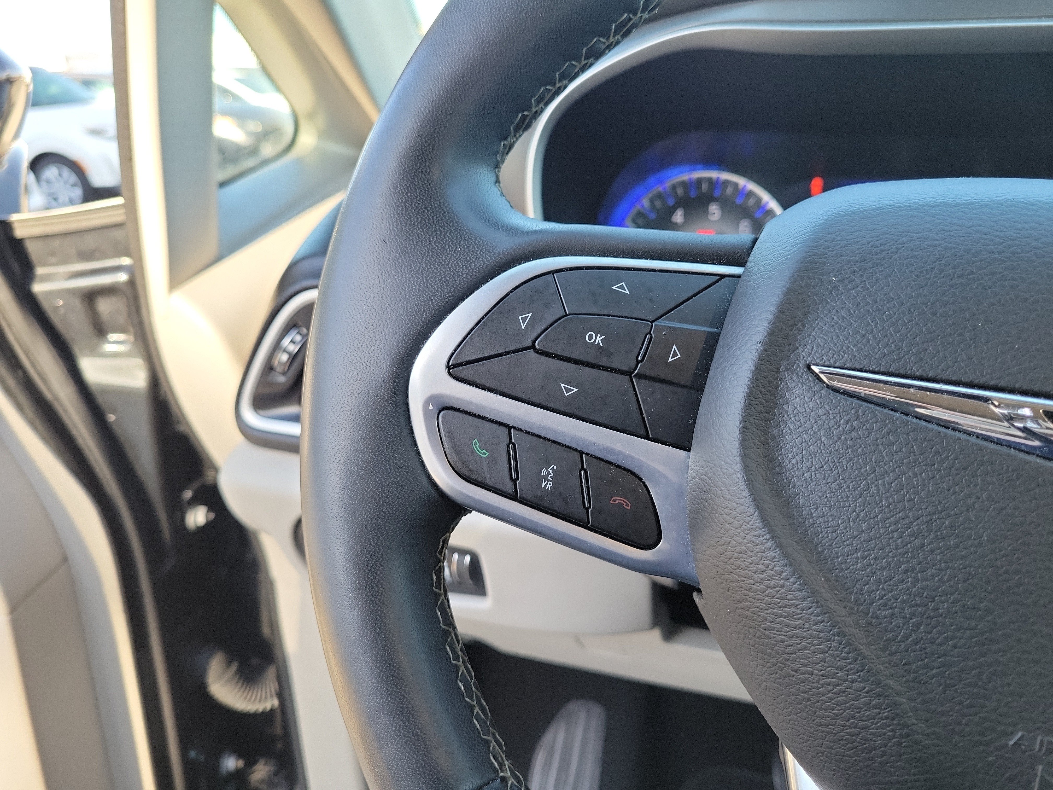 Used 2022 Chrysler Pacifica Touring-L FWD image 28