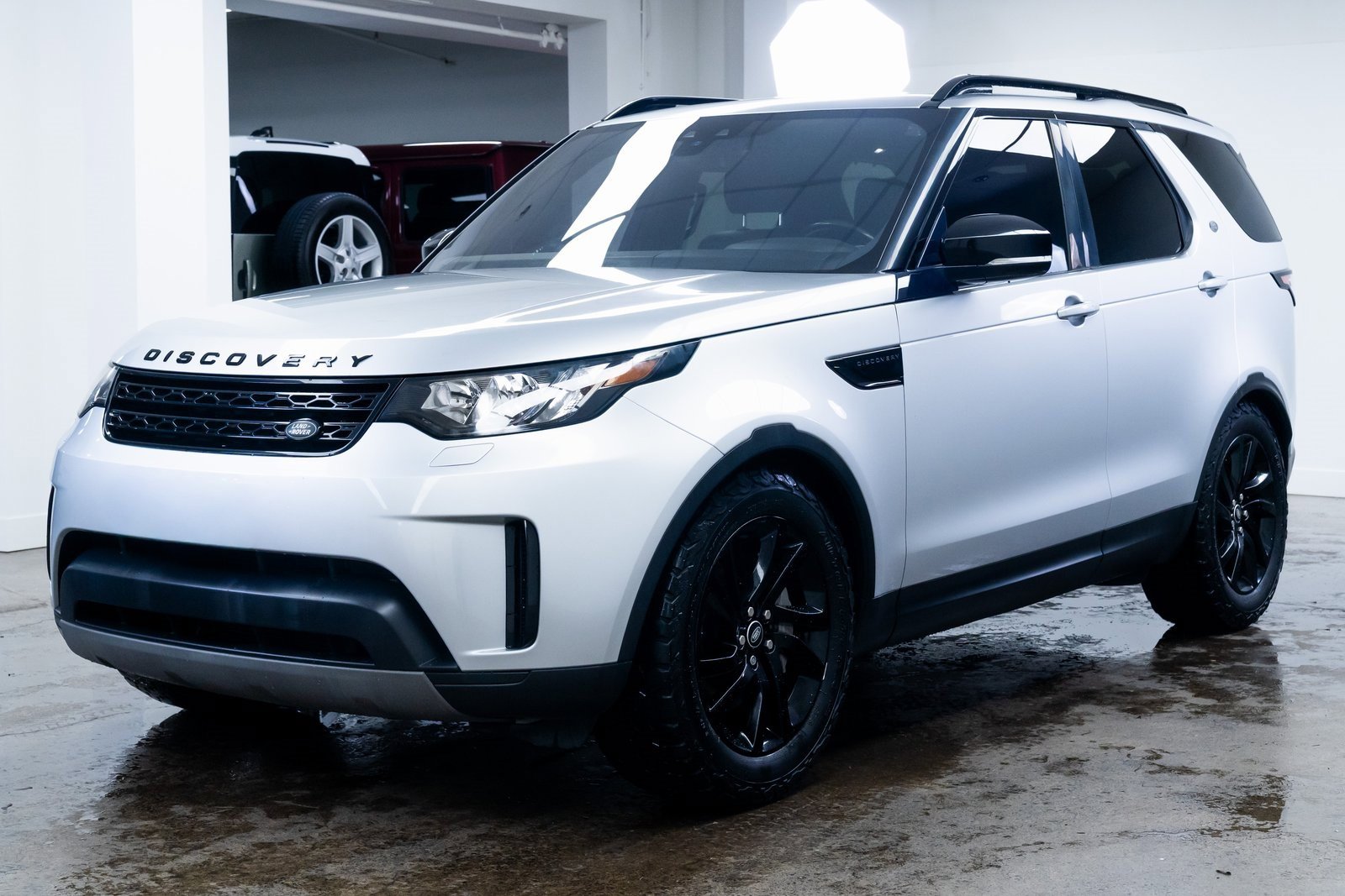 Used 2018 Land Rover Discovery SE image 3