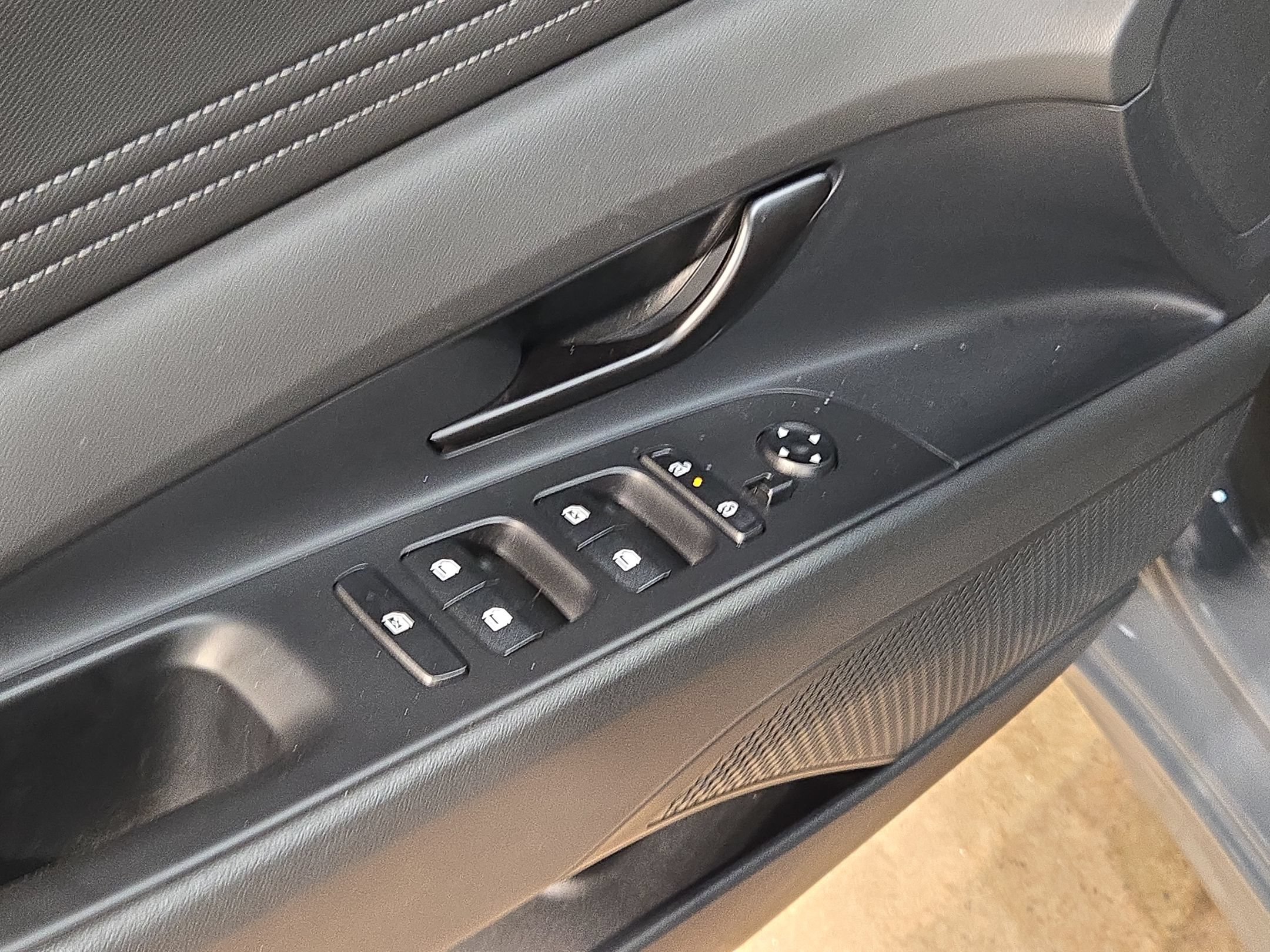 Used 2025 Hyundai Elantra Sport FWD image 21