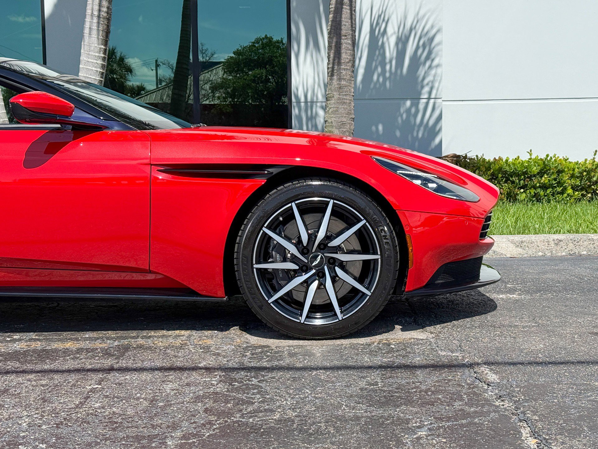 Used 2020 Aston Martin DB11 Volante RWD image 3