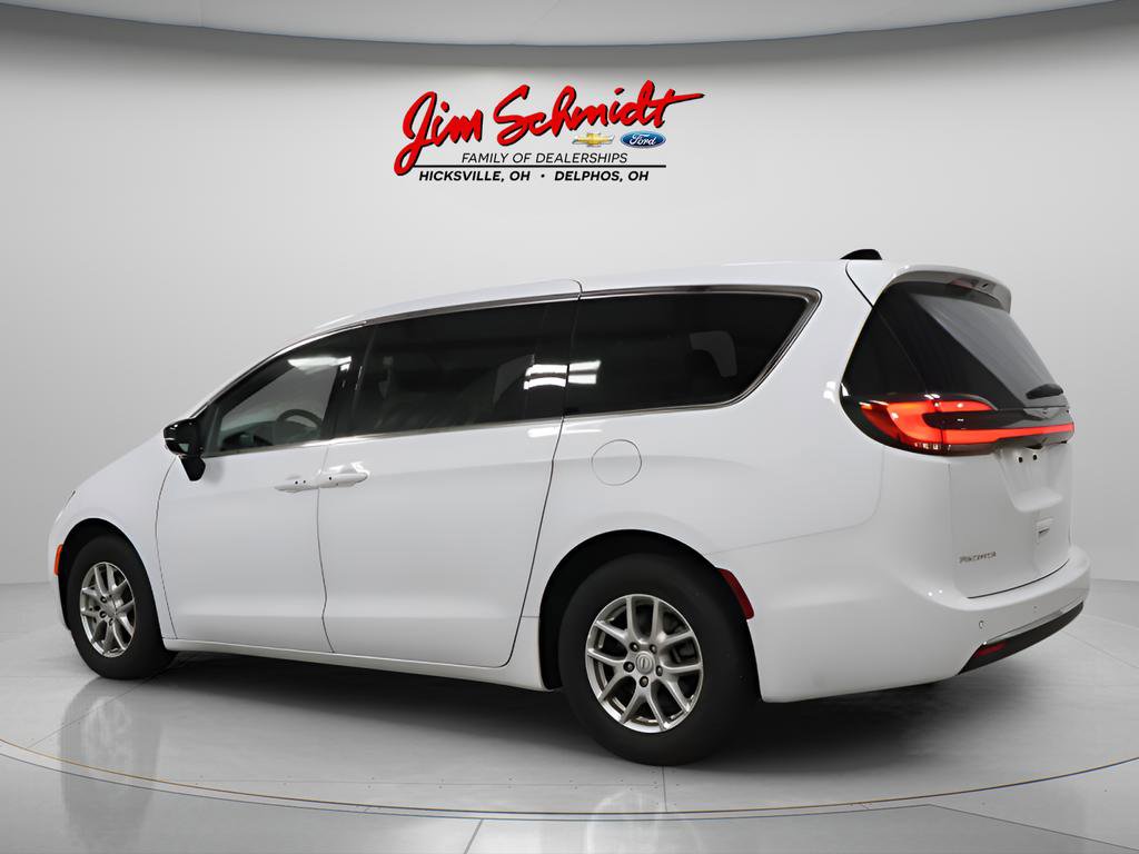 Used 2026 Chrysler Pacifica Select image 4