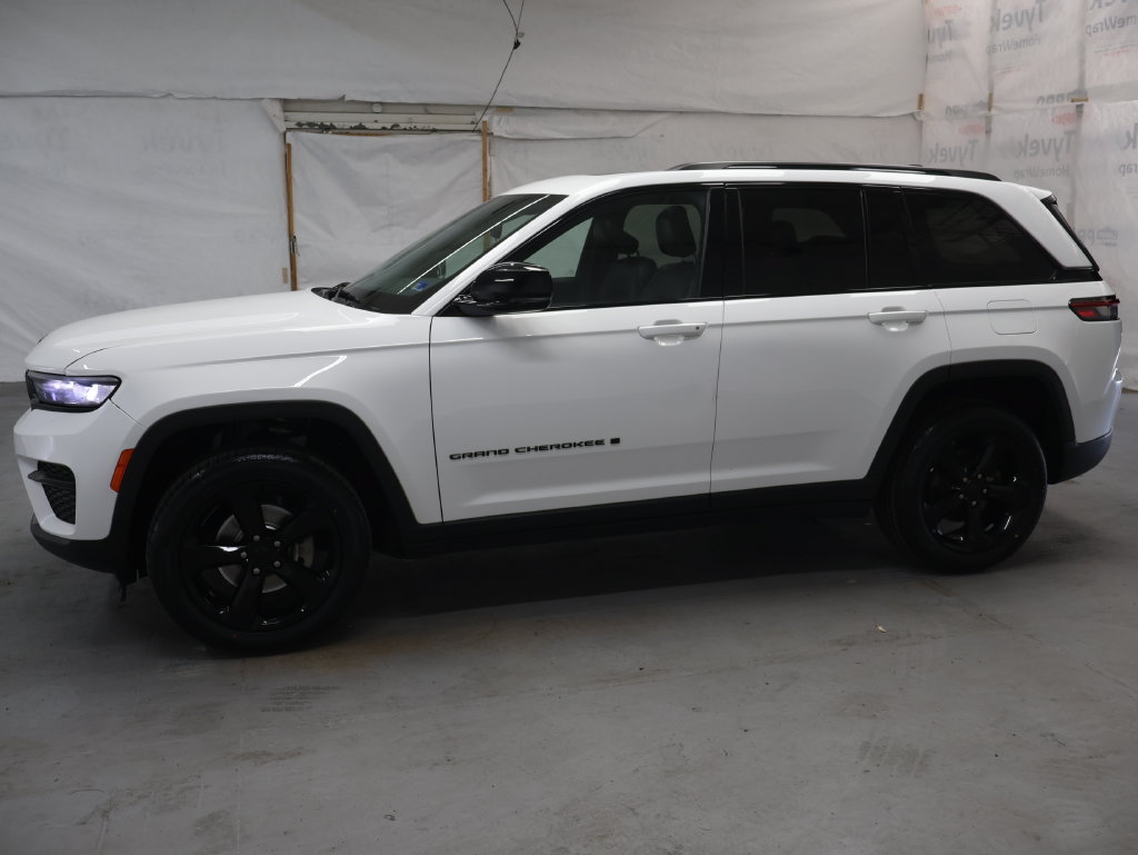Used 2023 Jeep Grand Cherokee Altitude AWD/4WD image 4