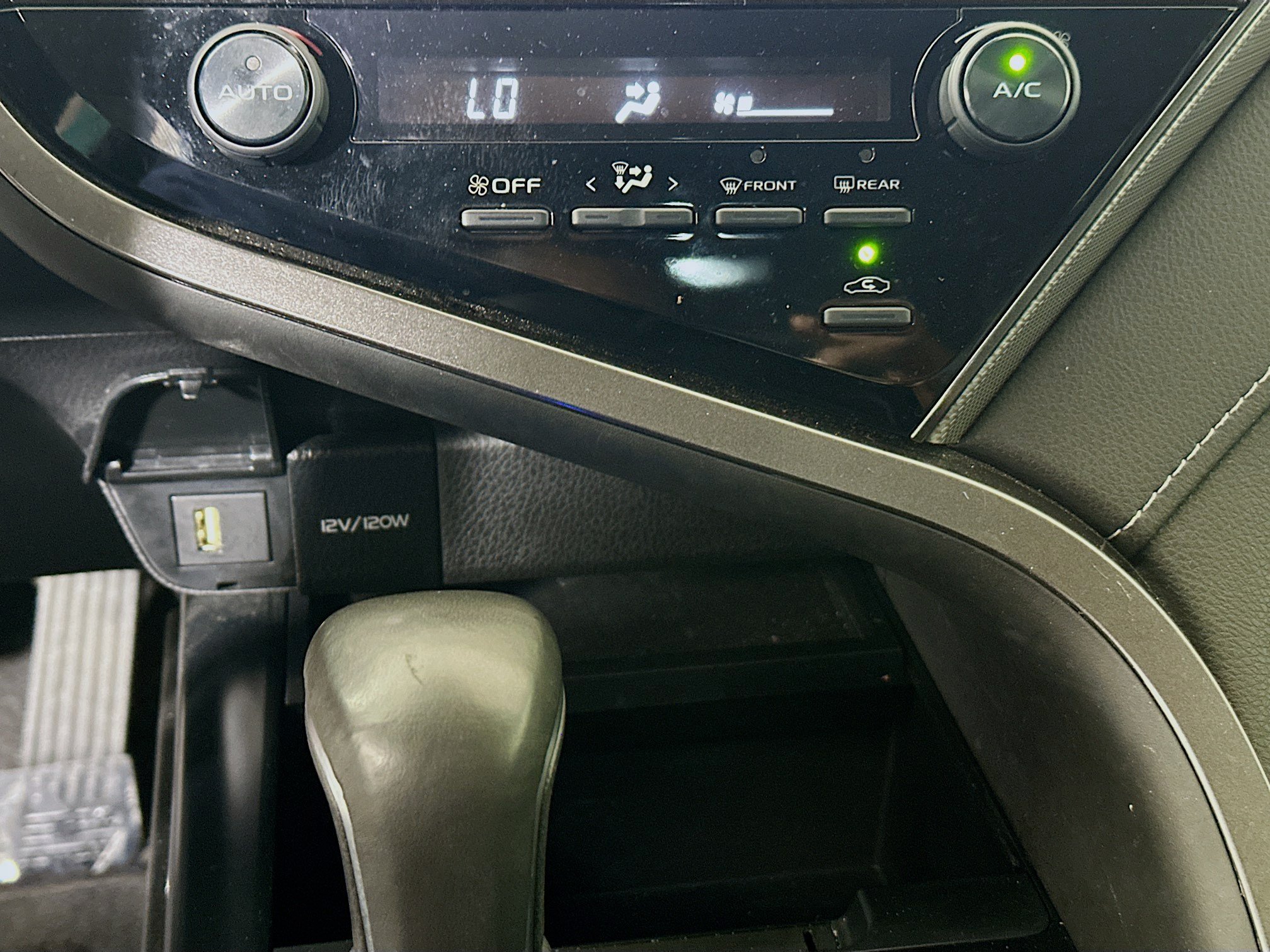 Used 2020 Toyota Camry SE FWD image 22
