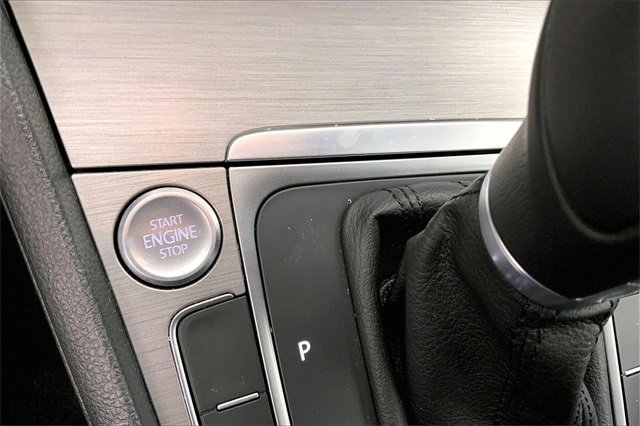 Used 2017 Volkswagen Golf 4-Door image 32