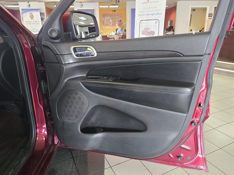 Used 2018 Jeep Grand Cherokee Altitude AWD/4WD image 13