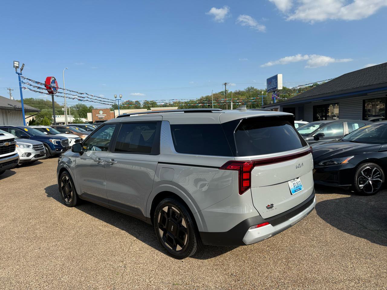 Used 2025 Kia Carnival EX image 3