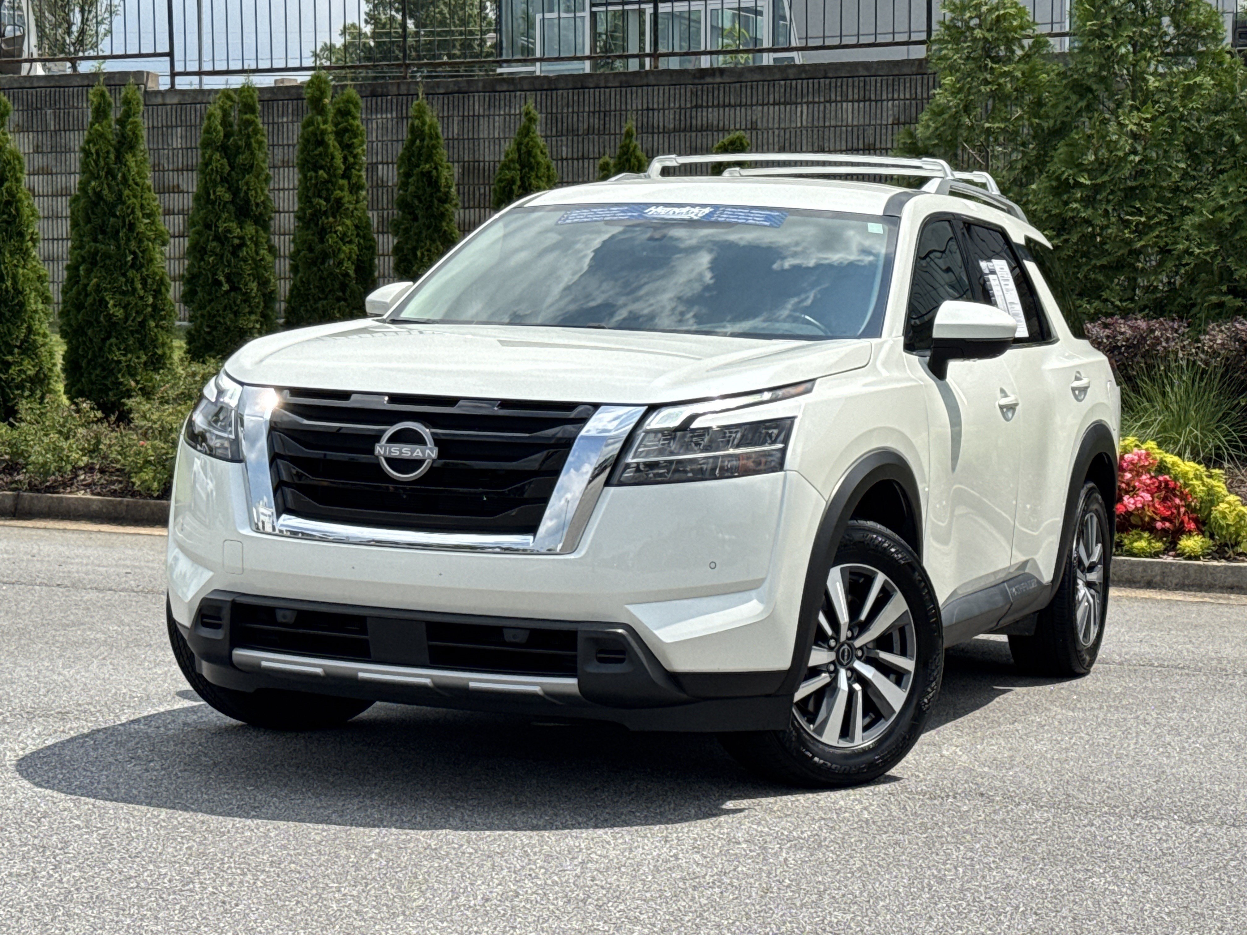 Used 2024 Nissan Pathfinder SL FWD image 5