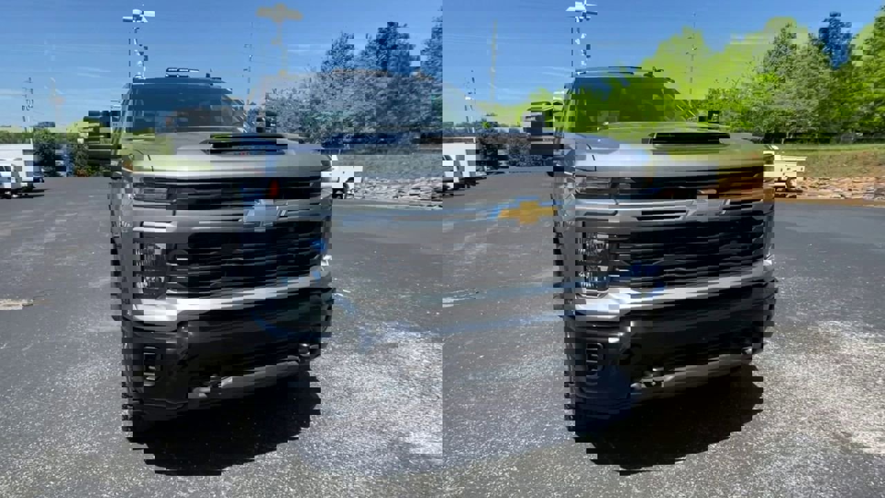 Used 2024 Chevrolet Silverado 2500 Custom w/ Custom Value Package image 3