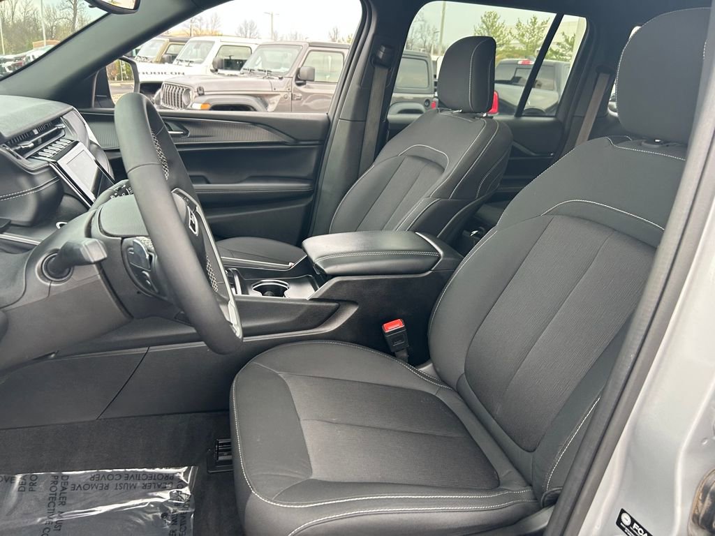 Used 2024 Jeep Grand Cherokee Laredo X image 22