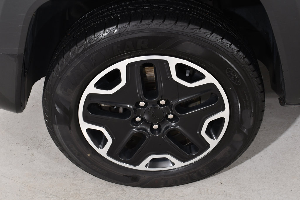 Used 2017 Jeep Renegade Trailhawk w/ Cold Weather Group II AWD/4WD image 26