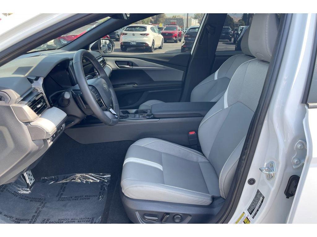 Used 2025 Toyota Camry SE w/ Convenience Package FWD image 11