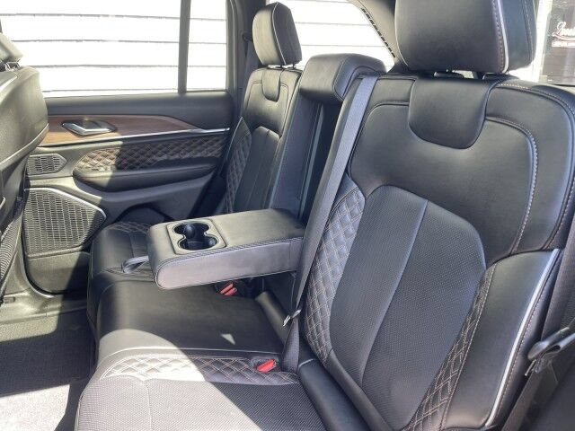 Used 2025 Jeep Grand Cherokee Summit w/ Obsidian Package AWD/4WD image 14