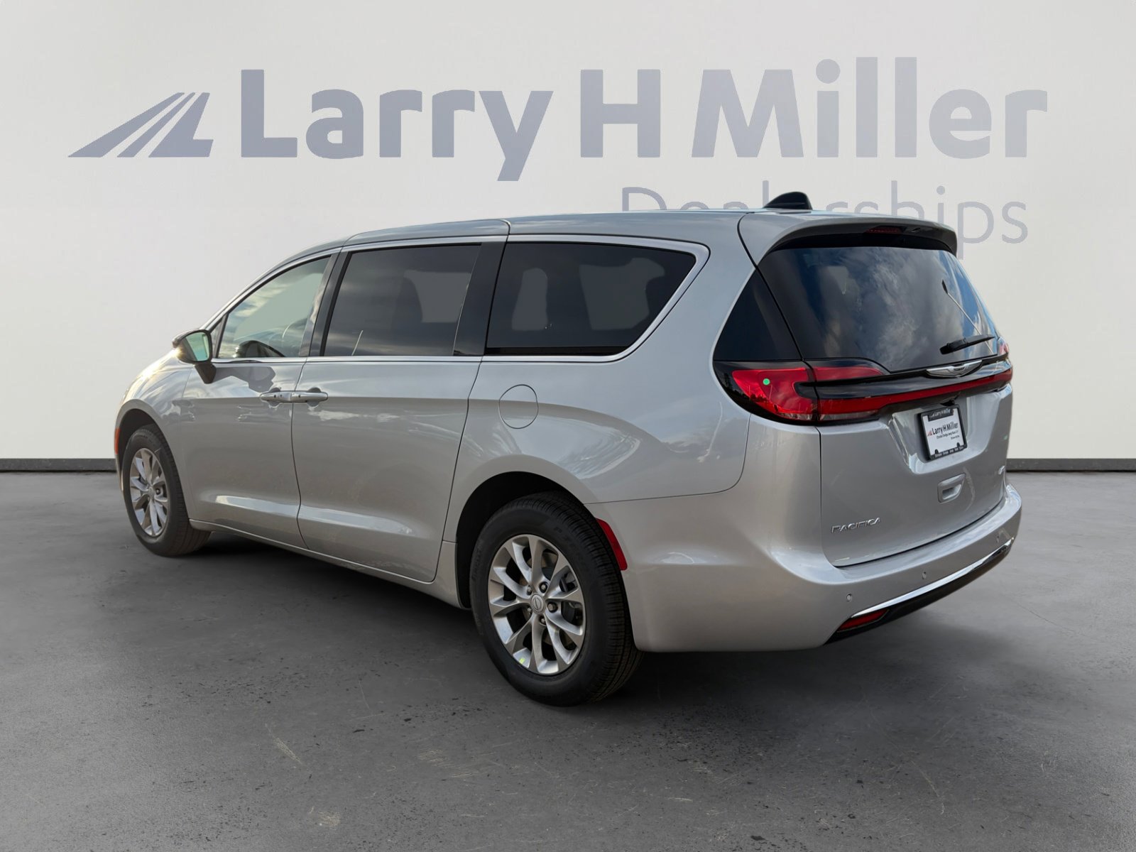New 2026 Chrysler Pacifica Select AWD/4WD image 4