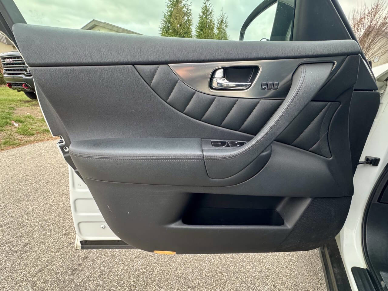 Used 2010 INFINITI FX35 AWD w/ Navigation Pkg image 17