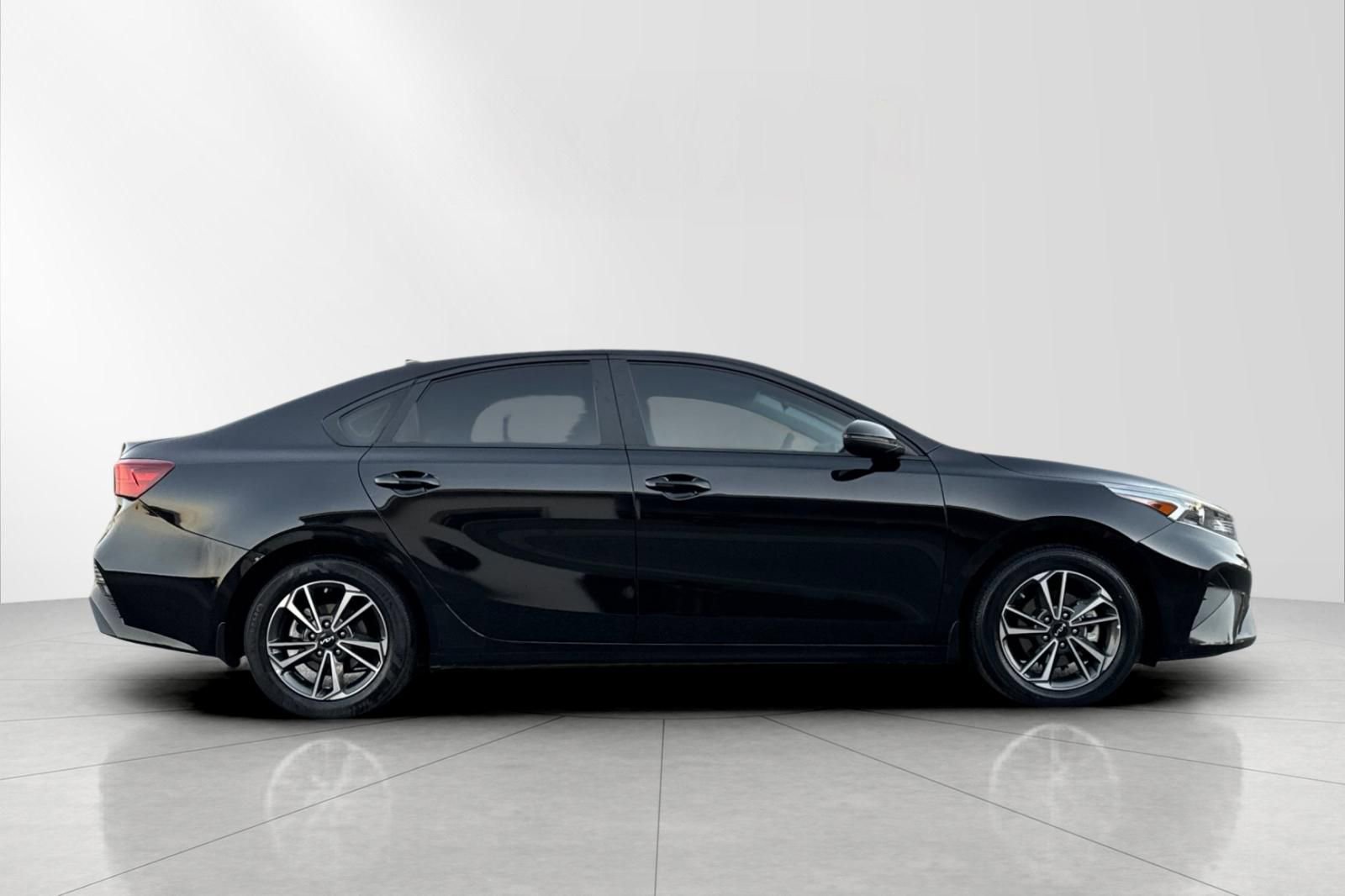 Used 2023 Kia Forte LXS w/ LXS Technology Package image 2