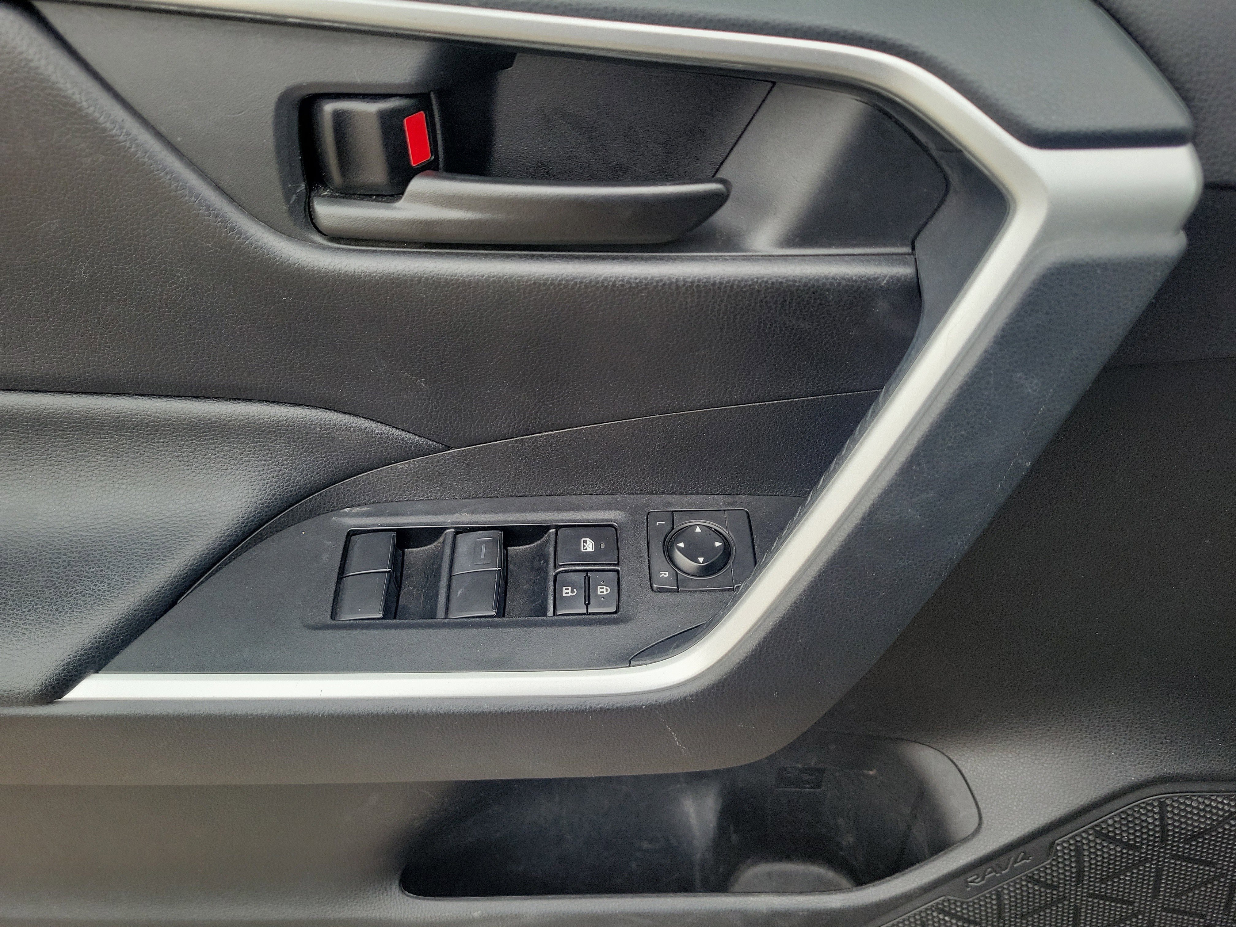 Used 2021 Toyota RAV4 LE image 18