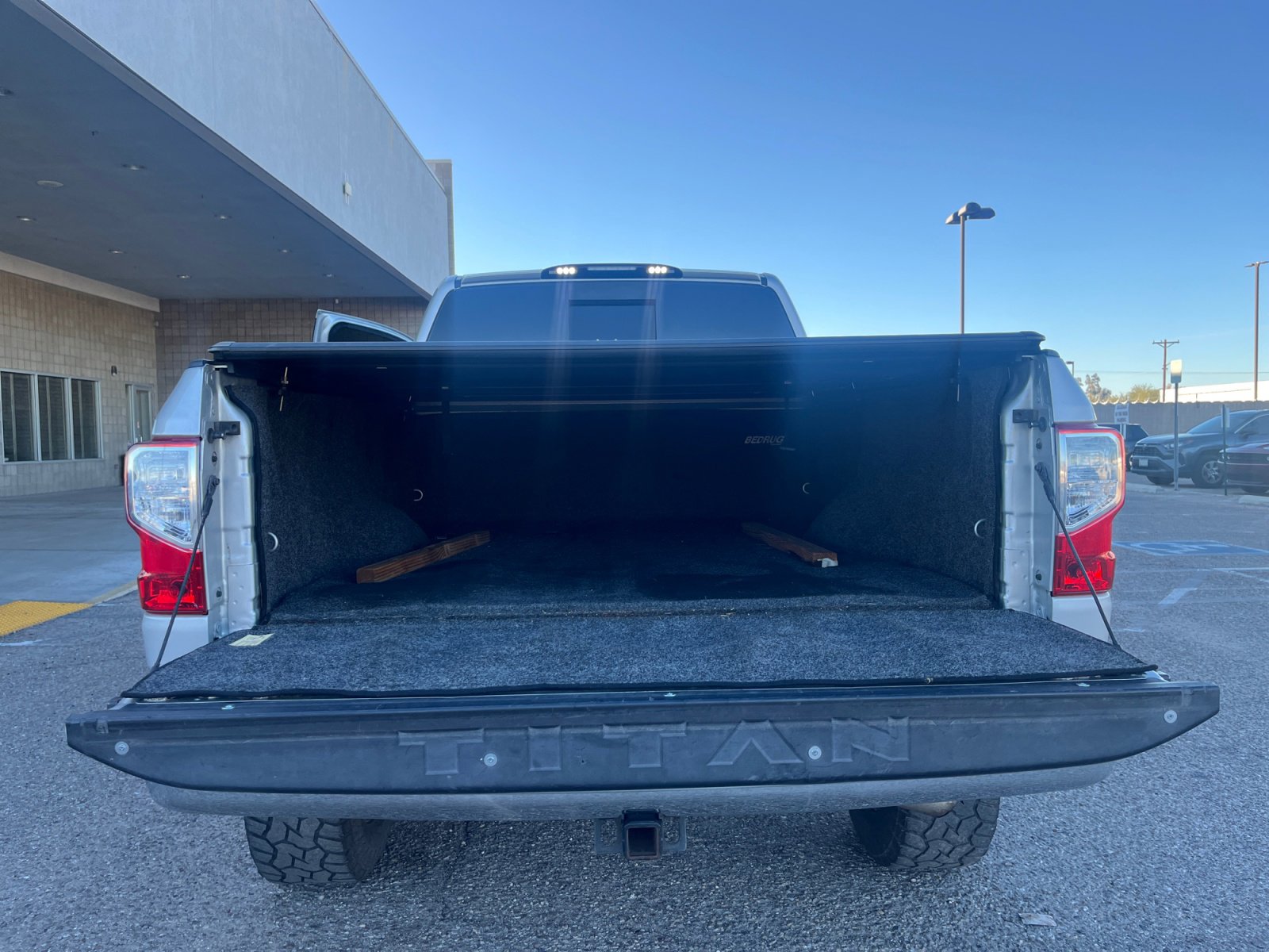Used 2017 Nissan Titan SV image 34